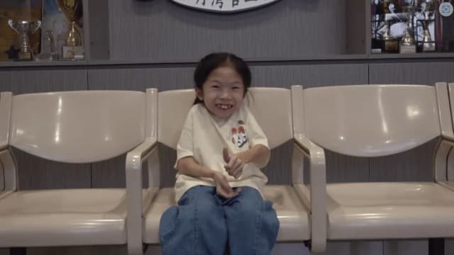 香港女童罹患石头症 不惧行动受限活出精彩人生