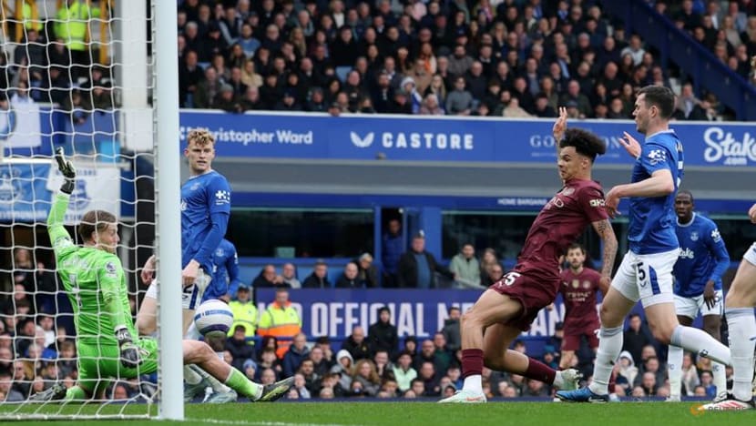 Manchester City strike late for 2-0 victory at Everton
