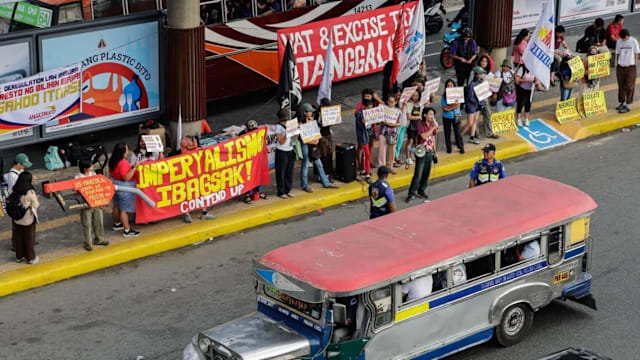 中东局势推高油价 菲律宾公交司机上街抗议生计受冲击