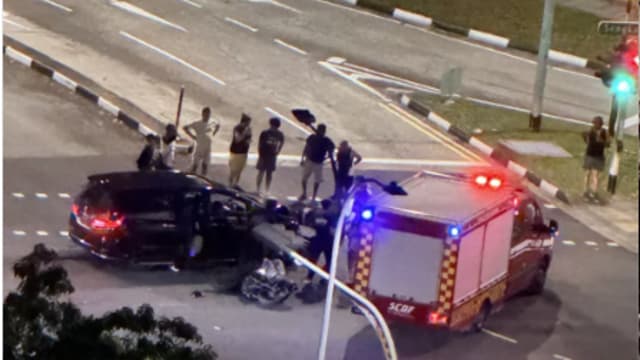 盛港两摩托一轿车发生碰撞 两名骑士送院