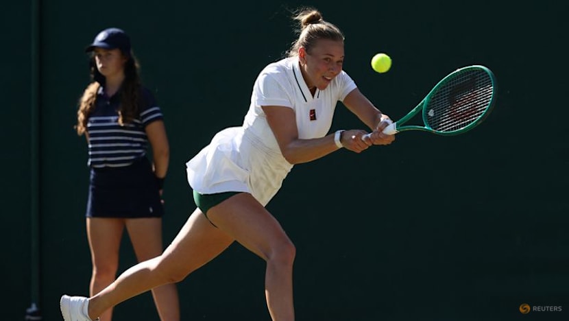 Anisimova sees off Kenin in all-American scrap to reach Wimbledon third round