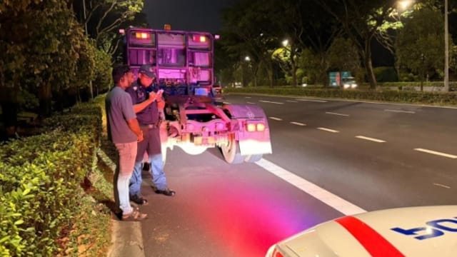 交警三天行动截查232辆商用车 开出143张罚单