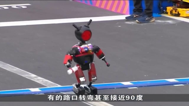 北京半程马拉松机器人赛事成焦点 冠军打破人类世界纪录