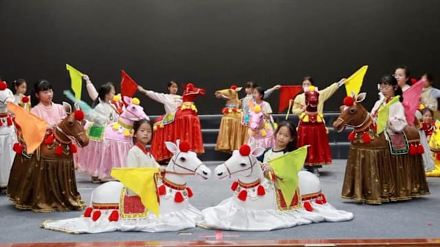 中国广东霞西村排练布马舞 为迎接马年到来