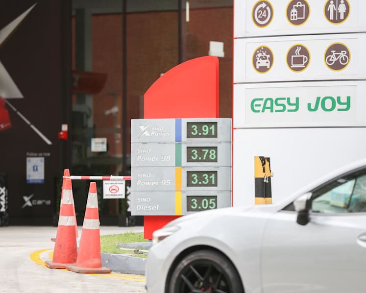 Fuel pump prices reach new high, breach S$4 mark for the first time