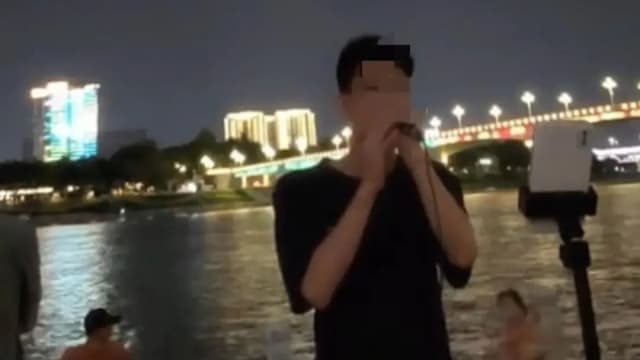 中国男主播广场唱歌跑调挨轰 民众报警：像鬼叫
