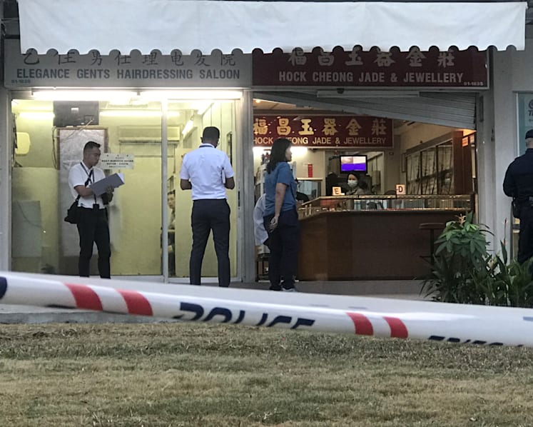 Robber flees with S$100,000 worth of jewellery from HDB shop in Ang Mo Kio