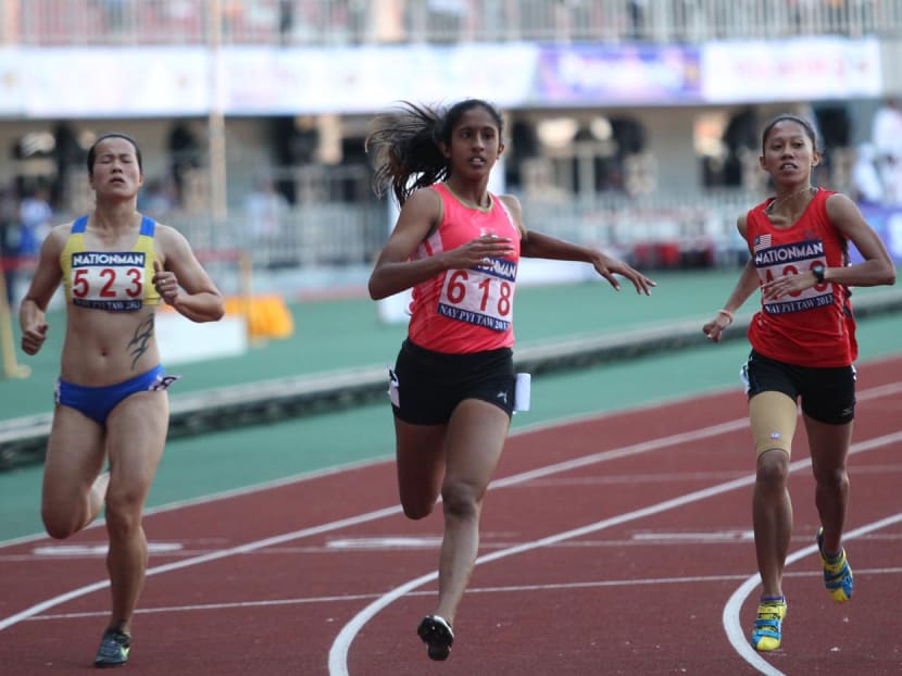 Shanti Pereira (centre) in the Women's 100m final during the 27th SEA Games Myanmar on Dec 17, 2013. Photo: Wee Teck Hian