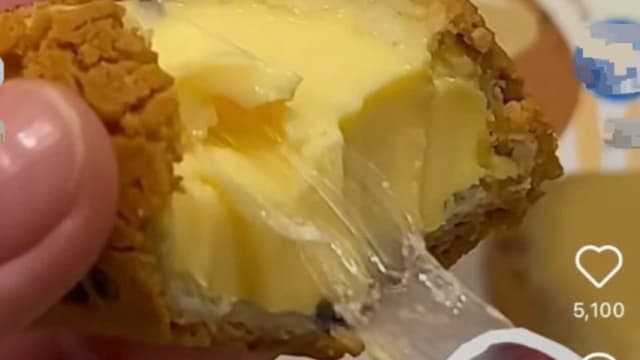 顾客马国连锁面包店购蛋挞 发现塑料异物