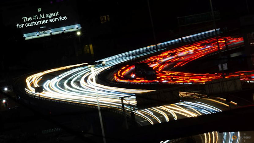 Analysis:Investors eye holiday season turbulence amid AI and rate cut doubts