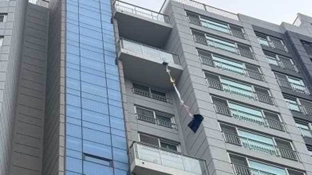 被困阳台近两天 韩老妇将衣物系成“绳”求救脱困