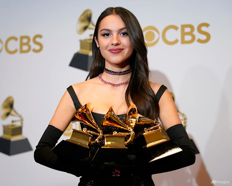 Olivia Rodrigo drops her brand-new Grammy trophy and it breaks into half 