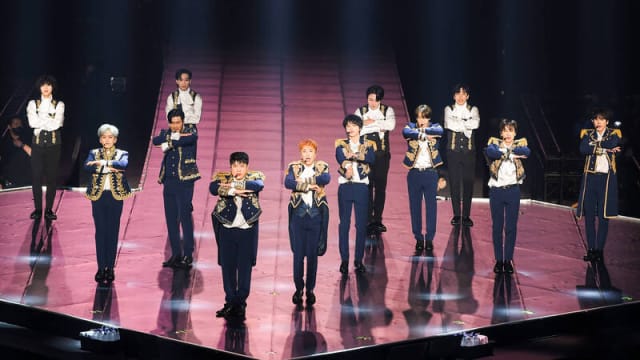 目睹摇滚区粉丝突倒下　Super Junior立刻暂停演出“递水救人”