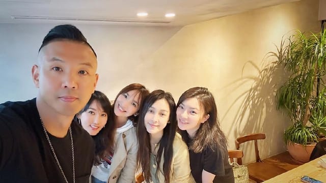 吴佩慈甩富商男友财务风波　和好友相聚乐开怀