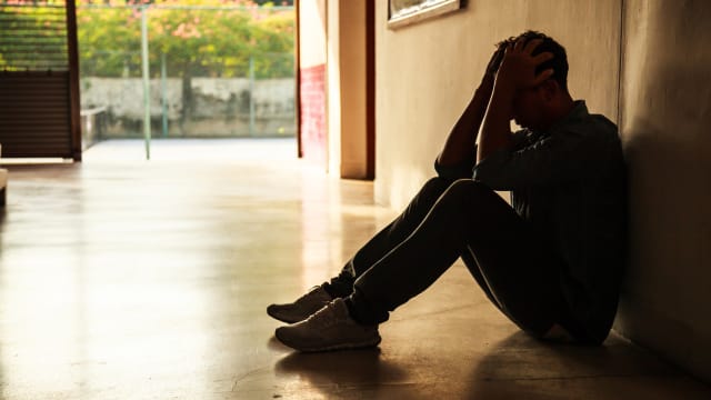 提垃圾桶时发出声音 中国男生被老师掌掴到脸肿