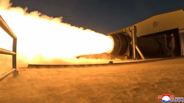 韩媒：金正恩视察碳纤维固体燃料发动机地面测试