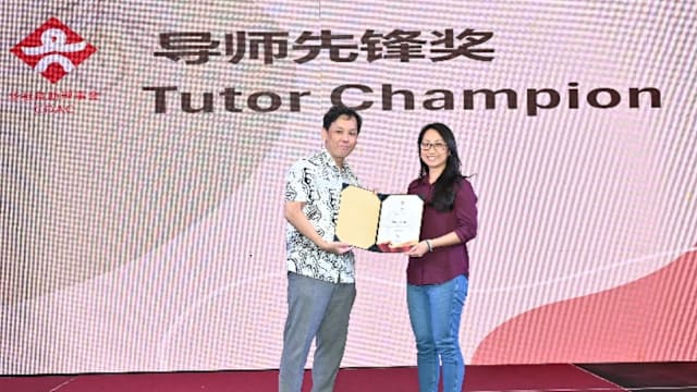 共有九人获颁发华社自助理事会导师先锋奖，其中一位得奖老师是周淑勤（右一）。最高荣誉的导师先锋奖旨在表扬拥有热忱和影响力，并积极指导同侪、分享教学经验的优秀教师。（图：华社自助理事会）