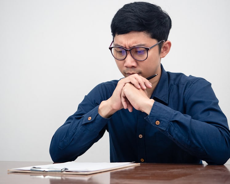 Quit your job, then serve 6 months' notice? What to check before signing a contract