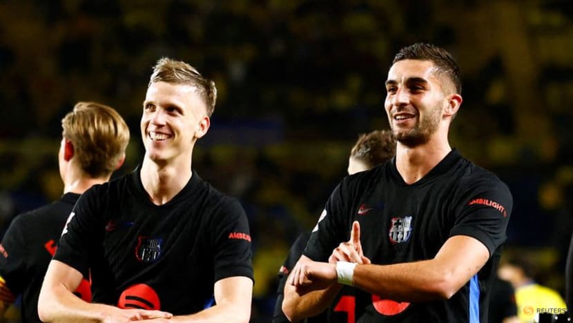 Barcelona reclaim top spot with dour 2-0 win at Las Palmas