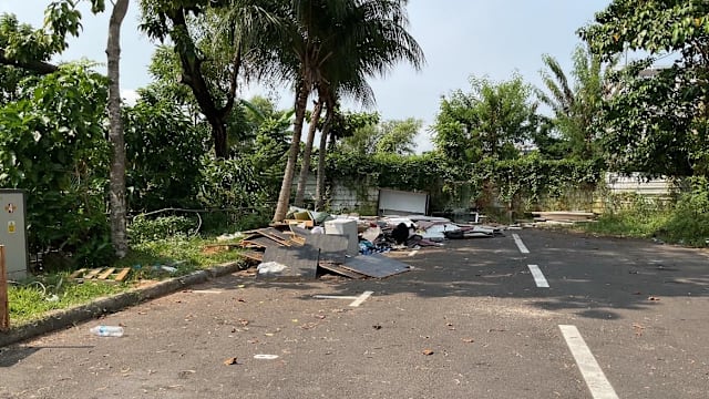 在路边非法丢弃大量办公家具 男子被罚款8000元