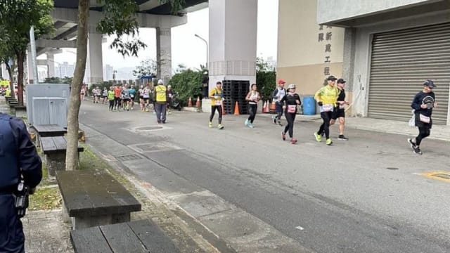 台湾寒流来袭双北多人亡 马拉松赛低温开跑四人送院