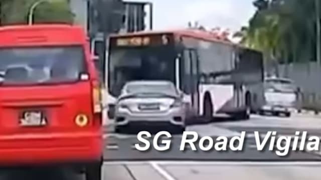 樟宜北路上段汽车与巴士相撞 一人送院