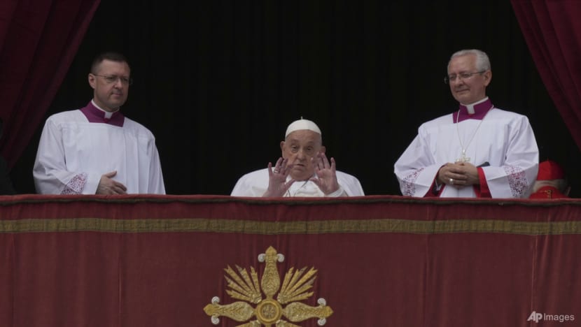 Pope Francis makes brief Easter appearance, calls for Gaza ceasefire