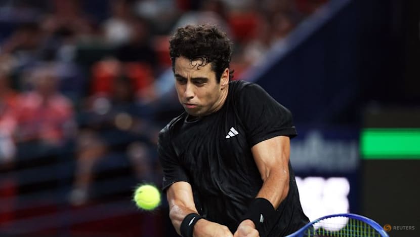 Djokovic survives leg injury, heat exhaustion to beat Munar in Shanghai