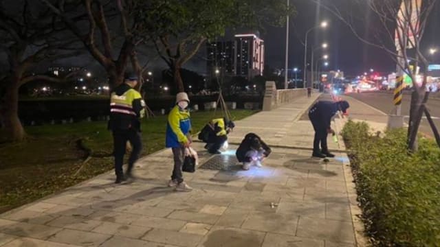 台湾老妇逛灯会摔断门牙 警员们花20分钟找回米粒大断牙