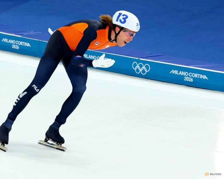 Speed skating-Dutchman Bergsma wins men's mass start at Milano Cortina