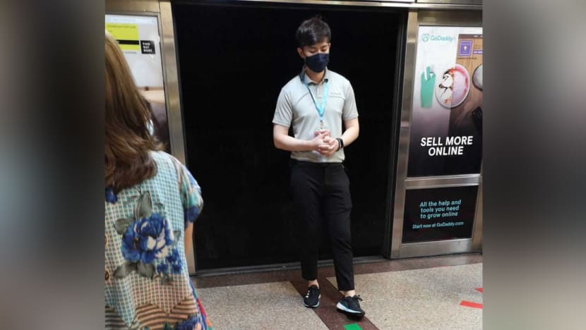 Fault causes platform doors at City Hall MRT Station to stay open, delays rail services on May 4 evening