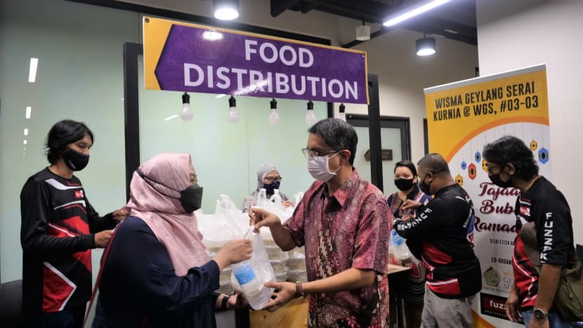 "Mat Motor" Fuzzbikes SG bekerjasama dengan WGS agih bubur Ramadan "Mat Motor" Fuzzbikes SG bekerjasama dengan WGS agih bubur Ramadan