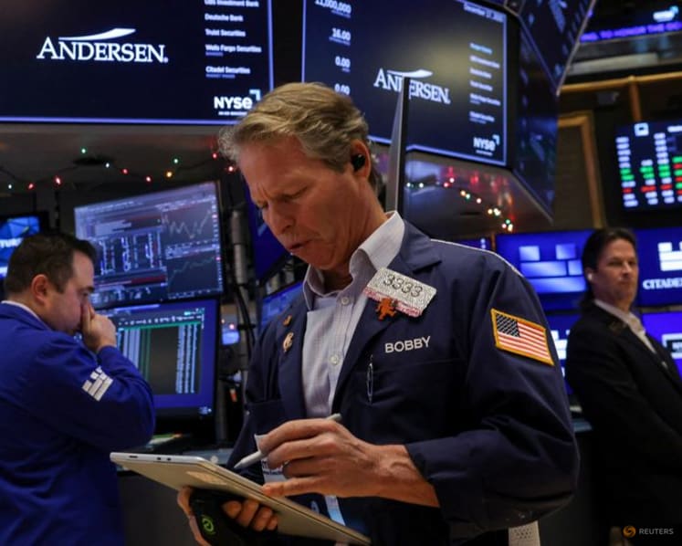 Wall Street closes slightly lower near the end of a banner year; gold rebounds