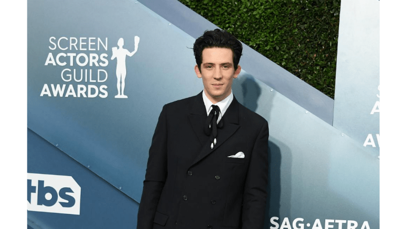 Josh O'Connor: Emma Corrin is followed by paparazzi like Diana