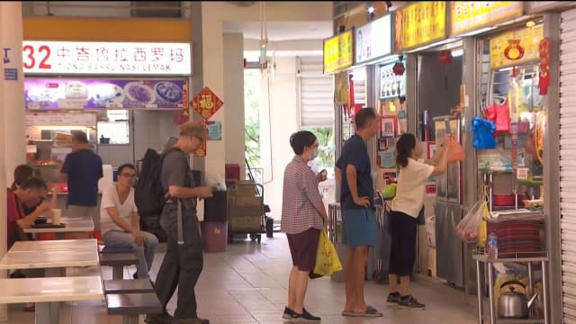 游客回流带动商业区小贩中心生意 邻里小贩中心客流量却下降