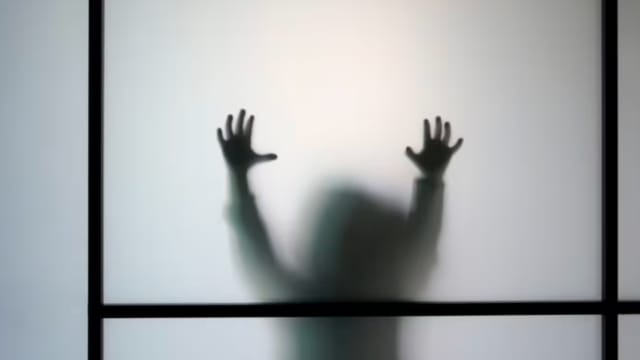 下载大量儿童性虐内容及到处偷拍女生裙底 男子被判监打鞭
