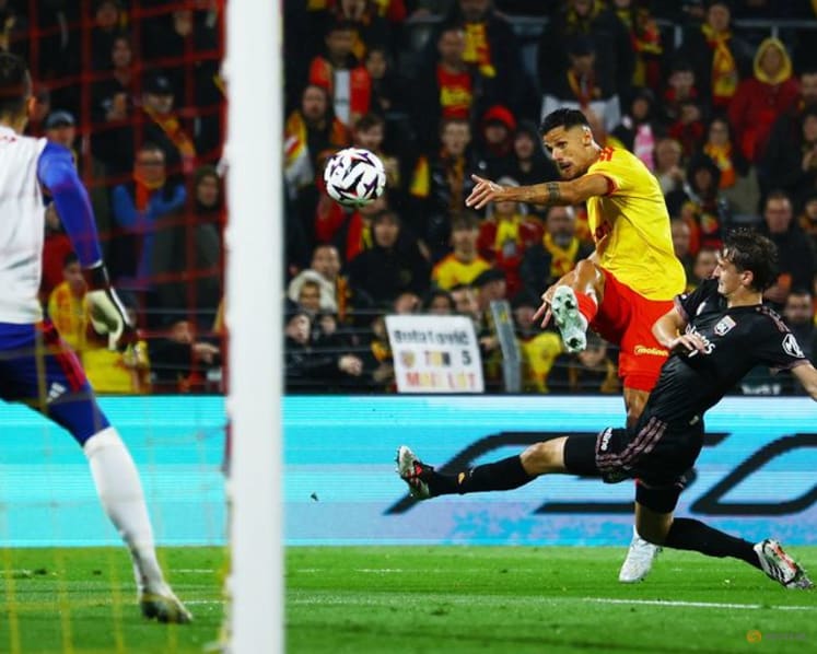 Lens hang on for much needed win to climb up Ligue 1 standings