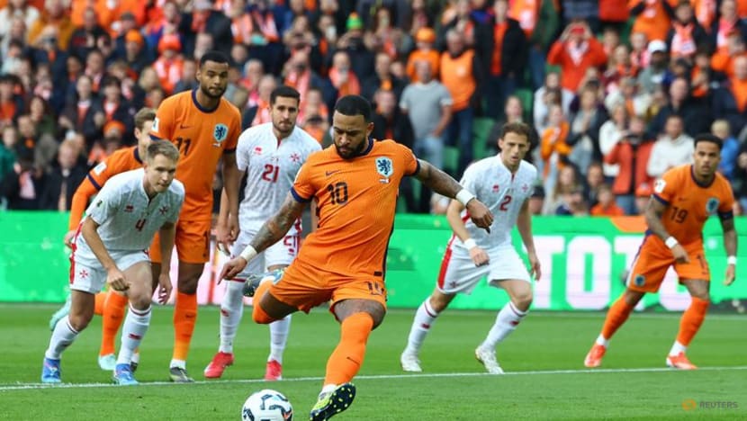 Koeman keeps Depay hungry for goals after equalling Van Persie's record Koeman keeps Depay hungry for goals after equalling Van Persie's record