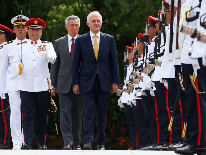Australia's Prime Minister Malcolm Turnbull and PM Lee Hsien Loong inspect an honour guard at the Istana in Singapore June 2, 2017. Photo: Reuters