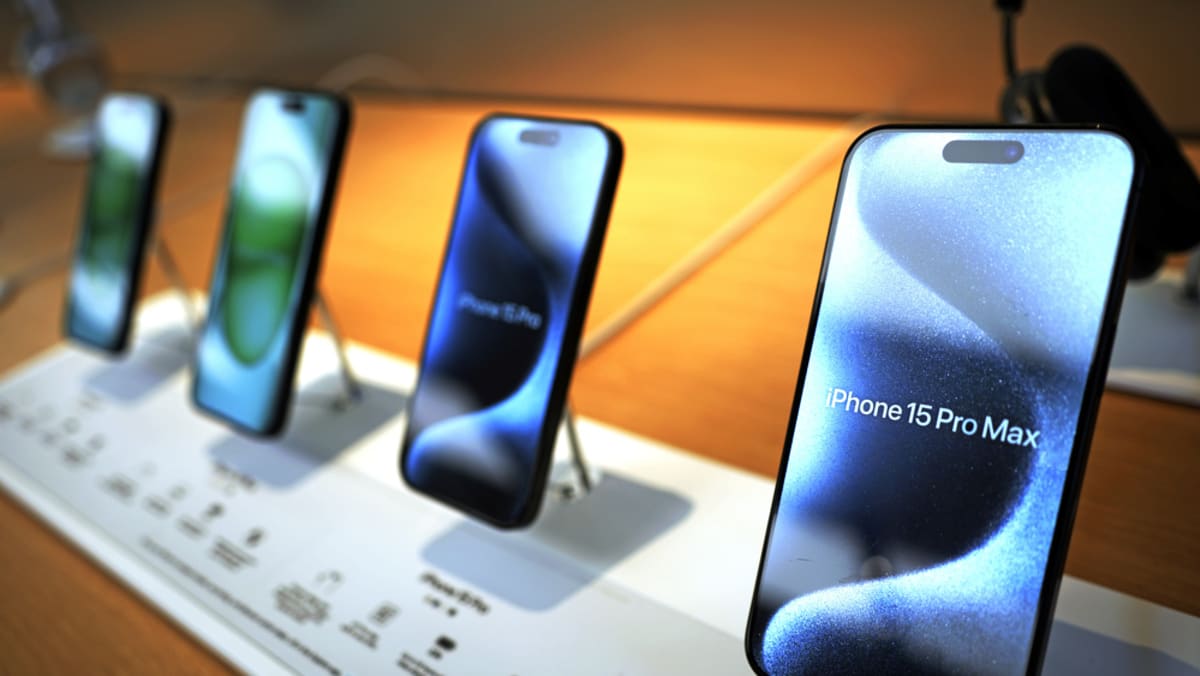 Apple suspends iPhone AI news summaries due to errors Apple suspends iPhone AI news summaries due to errors