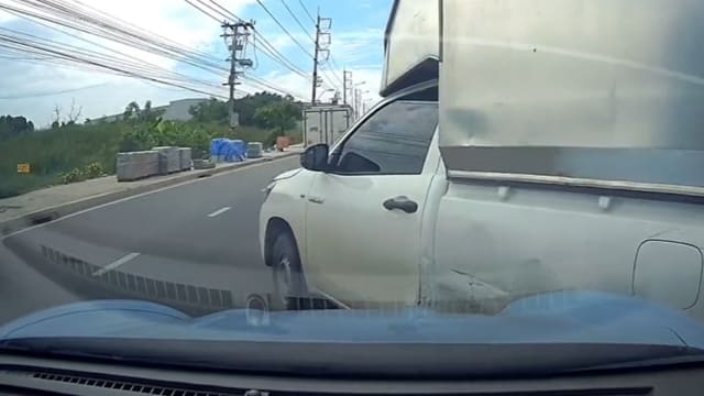 不满前方车辆突换道 泰国货车把对方逼出车道