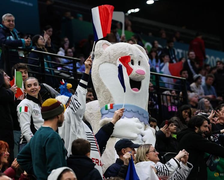 Underdog Italy earns first Olympic win as crowd supports side in arena's issue-free debut