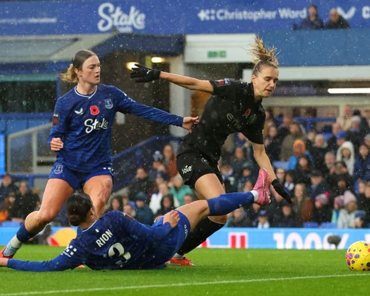 Man City women climb past Chelsea to first in WSL table