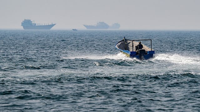 伊朗炮艇向阿曼近海一艘集装箱货船开火