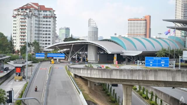 从新山关卡离境时未出示护照 23名骑士被控判罚款