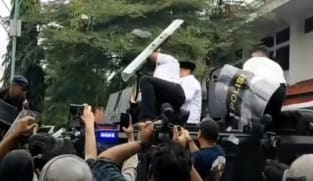Ricuh demo Pati: Dituntut mundur, Bupati Sudewo dilempari sandal, DPRD gulirkan pemakzulan, 2 tewas