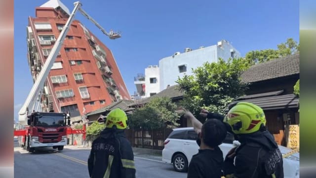 花莲7.2级大地震大楼严重倾斜 民众：妻子还困在内
