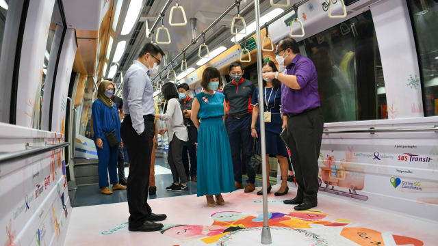 以关怀为主题 圣诞主题地铁列车和巴士开始穿行