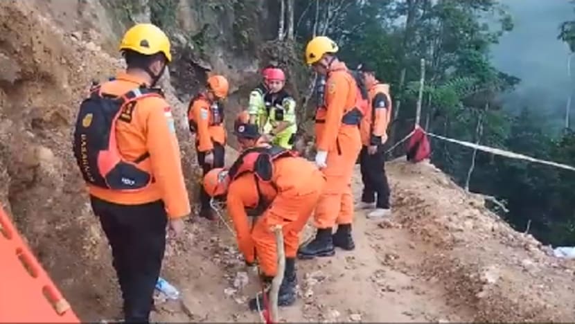 60 tertimbus dalam tragedi lombong emas runtuh di Indonesia 60 tertimbus dalam tragedi lombong emas runtuh di Indonesia