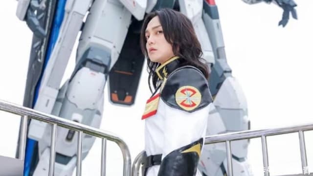 尹正酒后与两男子亲吻　嘟嘴、撒娇、搂腰样样来！